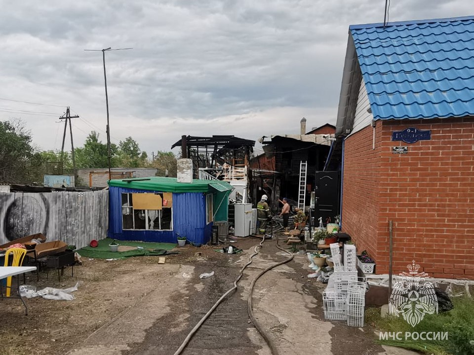 На озере Шира сгорели три летних домика В субботу днем в Шира произошел пожар на асфальтном заводе. Горели матерчатые фильтрующие элементы внутри металлических коробов на площади 10 квадратных метров. Причину пожара устанавливают дознаватели МЧС России. Вечером в Абакане огонь повредил баню. К пожару привело несоответствие отступок от дымовой трубы до конструкций бани. Позже в Аскизе неосторожное обращение с огнем привело к загоранию надворных построек во дворе многоквартирного дома. В воскресенье днем в Жемчужном огонь охватил три домика для летнего проживания. На момент прибытия пожарных дома горели на площади 94 квадратных метра. Причиной пожара стало короткое замыкание проводки. Пять раз огнеборцы выезжали на тушение мусора и один раз на ликвидацию пала травы. Вести. Хакасия Подписаться