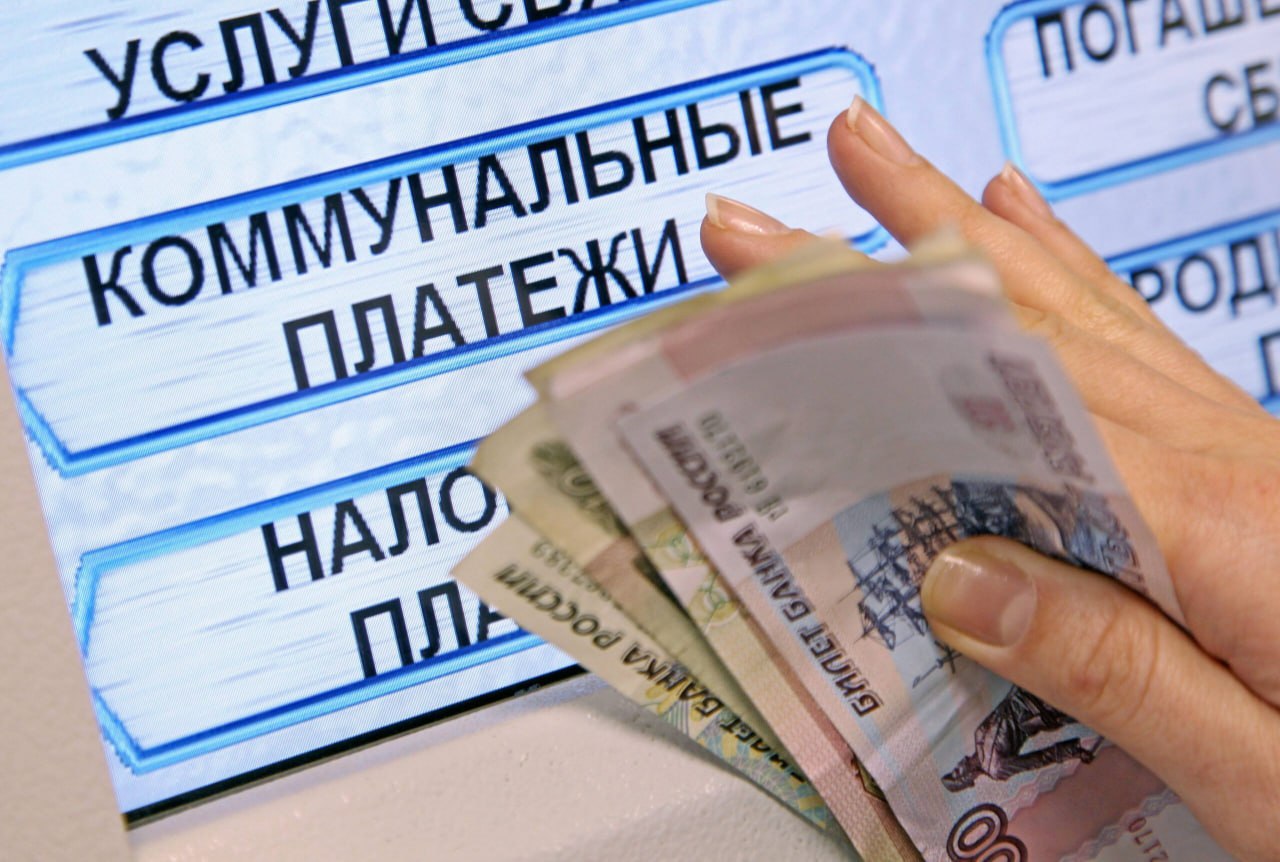 В Ростовской области до июля 2026 года цены на коммуналку меняться не будут. Жителям донского региона не стоит ждать повышения коммунальных тарифов в начале следующего года. Как сообщили в областной службе по тарифам, с 1 января 2026 года стоимость ЖКУ останется прежней. Но расслабляться рано — с 1 июля произойдёт ежегодная индексация. Ожидается, что электричество подорожает на 9,3%, а природный газ — на 10,6%. По словам главы ведомства Алексея Лукьянова, в сфере ЖКХ действует федеральный механизм, который ограничивает резкий рост тарифов. Область ориентируется на прогноз Минэкономразвития, и в ФАС уже направлено предложение: установить для региона средний индекс роста в 9,8%. Точные цифры по каждому городу и району Ростовской области станут известны до 15 декабря — после утверждения на федеральном уровне. Что думаете, дорогие читатели: успеете ли выдохнуть до июля или снова придётся ужиматься? Скидывайте новость тем, кто регулярно платит за коммуналку — пусть тоже будут в курсе. Подписаться Связь с редакцией