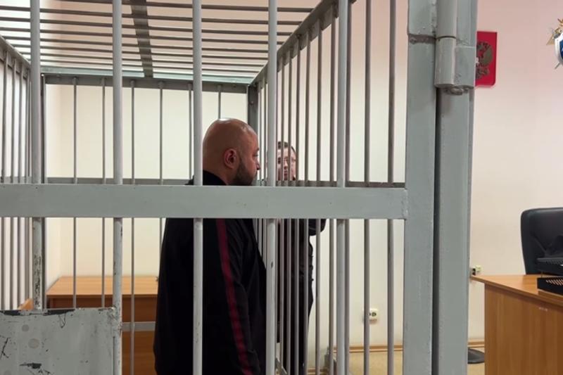 Суд оставил в СИЗО и. о. ректора УралГУФКа, обвиняемого в коррупции Сторона защиты просила отпустить Евгения Черепова под домашний арест или залог в размере 2 млн рублей. Однако областной суд оставил жалобу без удовлетворения. По версии следствия, в период с сентября 2023-го по апрель 2024 года Евгений Черепов, занимая должность заведующего кафедрой института спорта туризма и сервиса УралГУФК, получал деньги от студентов за выставление оценок без фактической явки на лекции и практические занятия. Общая сумма взяток составила 220 тыс. рублей.