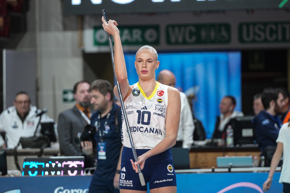 Российская волейболистка пропустит матч ЛЧ в Польше из за визовых проблем Российская волейболистка Арина Федоровцева лидер Фенербахче не сыграет в предстоящем гостевом матче группового этапа Лиги чемпионов с польским Лодзем из за визовых проблем Встреча состоится 6 января В связи с ограничениями введенными Польшей в отношении российских граждан заявление на получение шенгенской визы для нашей спортсменки было подано через другую европейскую страну Это заявление рассмотрение которого завершилось незадолго до даты соревнований было отклонено сообщили в Фенербахче Действующая виза 21 летней россиянки истекла в конце года В связи с истечением срока действия текущей визы Федоровцевой в конце года и официальными праздниками совпадающими с Рождеством и Новым годом не представлялось возможным оформить новую визу через другую страну В результате сложившейся ситуации спортсменка не сможет принять участие в матче добавили в Фенербахче Global Look Press Подписаться на РБК Спорт