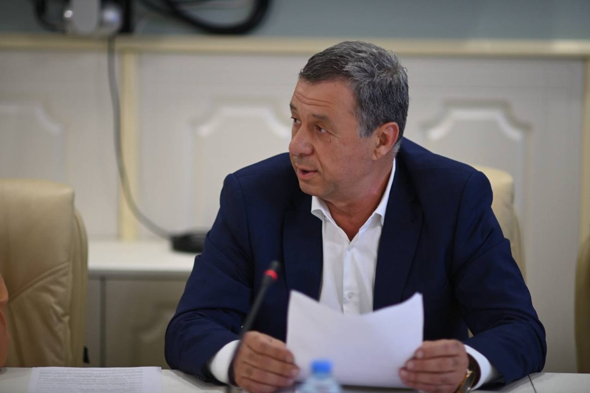 В Адыгее на ремонт и возведение соцобъектов и дорог направят 14 млрд рублей  Из этой суммы 9,6 млрд рублей будет выделено из федерального бюджета. Средства выделены на строительство, реконструкцию, капитальный ремонт и технологическое присоединение к сетям.   На сегодняшний день работы ведут на 80 объектах. При этом до конца текущего года предполагается завершение строительства 59 объектов  74% . Сдано уже 13 проектов.