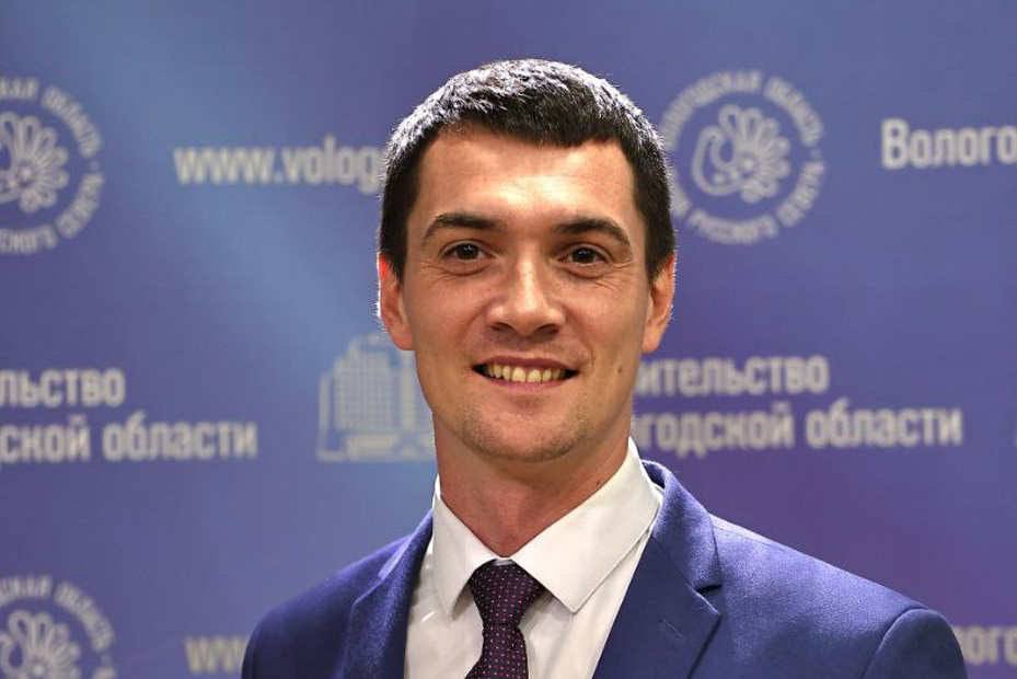 Роман Маслов покинет пост главы Череповца Как стало известно ИА Вологда Регион из собственных источников в мэрии Череповца глава города Роман Маслов в ближайшее время может покинет занимаемую должность Решение о переходе на новый уровень работы было принято Романом Эдуардовичем по итогам совещания с губернатором Георгием Филимоновым По данным нашего агентства Роман Маслов с большей долей вероятности продолжит свою карьеру в Законодательном Собрании Вологодской области где может занять пост заместителя председателя Решение будет приниматься в марте В связи с кадровыми изменениями в Череповце будет объявлен временно исполняющий полномочия главы города