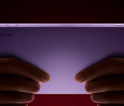 Xiaomi анонсировала компактный планшет REDMI K Pad 2 с экраном 165 Гц и батареей 9100 мА ч Бренд REDMI в ближайшее время собирается представить не только новый игровой смартфон K90 Max но и планшетный компьютер K Pad 2 Устройство уже анонсировали и показали его дизайн на постерах Это будет компактный планшет с 8 8 дюймовым экраном на 165 Гц