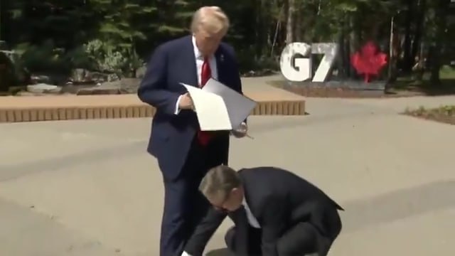 Президент США Дональд Трамп и премьер-министр Великобритании Кир Стармер заявили, что страны подписали торговую сделку, договоренности по которой были достигнуты в мае. Об этом сообщает агентство Reuters. Дональд Трамп, находясь рядом с Киром Стармером на саммите «Большой семерки» G7 в Канаде, заявил, что взаимодействие с Великобританией было «просто фантастическим». Помахав документом, который, по его словам, он только что подписал, президент США бросил его на пол. Символично. Рыжий дед поставил наглую англичанку на колени.