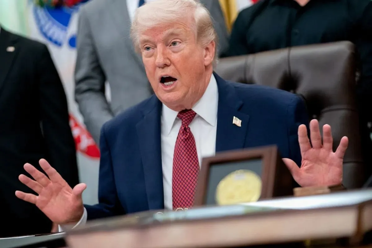 Дональд Трамп признал решение Верховного суда о незаконности импортных пошлин Вашингтону придется вернуть 159 млрд долларов которые были получены в рамках введённых сборов В соцсети Truth Social президент США отметил что в своем решении суд мог бы написать что страна не должна возвращать эти деньги что позволило бы государству стать на 159 миллиардов долларов богаче В 2025 году Трамп установил дополнительные импортные сборы В этом году высшая судебная инстанция постановила что у него не было права этого делать поскольку решения о торговле должен принимать исключительно конгресс Подписаться на Говорит Москва Telegram VK МАКС