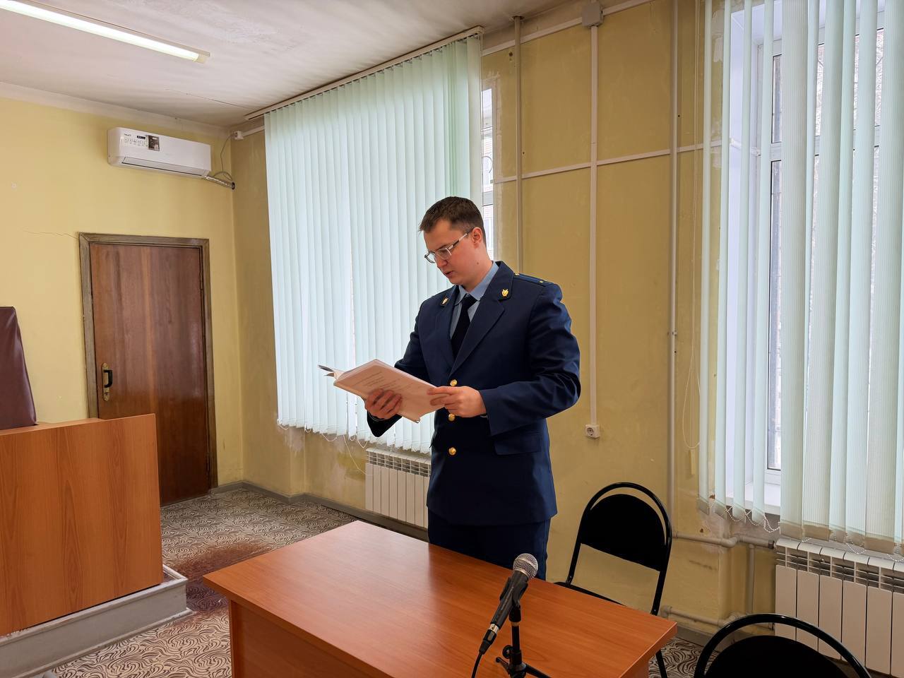 Прокуратура г Балаково в суде поддержала государственное обвинение по уголовному делу в отношении 23 летнего местного жителя Он признан виновным по ч 1 ст 161 УК РФ грабеж ч 1 ст 162 УК РФ разбой Установлено что в ночь с 14 на 15 сентября 2025 года мужчина находясь на улице Вокзальной в Балаково сорвал с шеи женщины золотую цепочку с кулоном причинив имущественный ущерб на общую сумму 81 тыс рублей Кроме того в ночь с 26 на 27 октября 2025 года подсудимый на улице Вокзальная напал на жительницу города Балаково сорвав с ее спины рюкзак с находящимися в нем телефоном денежными средствами и документами при этом ударил потерпевшую в область головы кулаком причинив легкий вред здоровью Потерпевшей причинен ущерб на общую сумму 25 тыс рублей  Согласившись с позицией государственного обвинителя суд назначил виновному наказание в виде 3 лет лишения свободы с отбыванием в исправительной колонии строгого режима