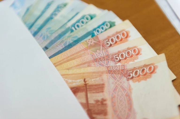 Выплаты на приёмных детей в Петербурге могут поднять до прожиточного минимума Власти города планируют значительно повысить выплаты на детей, переданных под опеку в приёмные семьи. Так, размер ежемесячного пособия вырастет с 10 444 рублей до прожиточного минимума, который в 2025 году составляет 18 749 рублей. Изменения внесут в Социальный кодекс города. Они вступят в силу с 1 января 2026 года. Это первое повышение выплат за последние десять лет — предыдущая индексация была в 2016 году, когда сумму увеличили с 7 583 до 10 444 рублей. : Юлия Пыхалова : СПб — отдай свой буст нам
