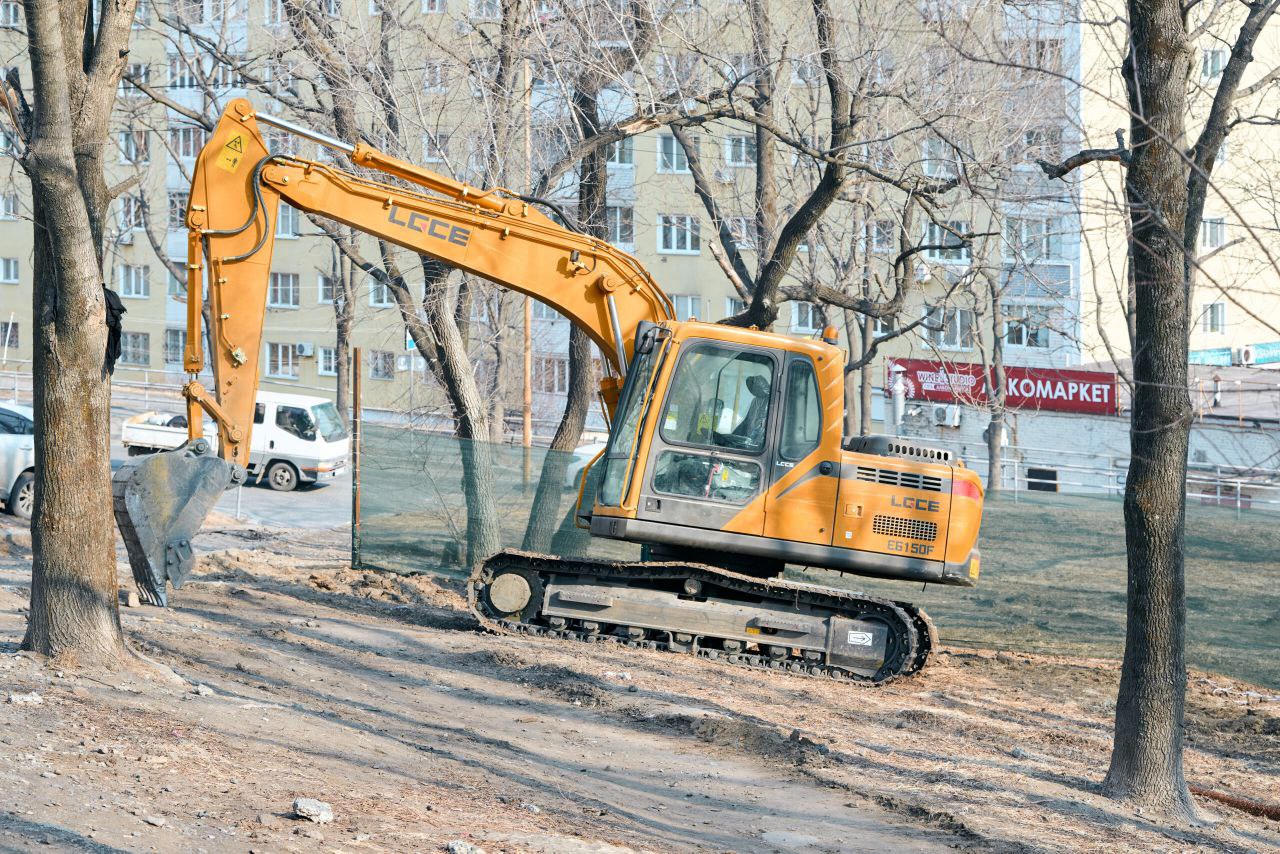 Во Владивостоке началось благоустройство сквера на Борисенко, 102.  До конца лета подрядной организации предстоит выполнить работы по созданию:   многофункциональной площадки;  зоны отдыха;  тропы с качелями;  детской площадки.  В сквере появятся удобные пешеходные дорожки, скамейки и урны, а также освещение и камеры видеонаблюдения.   В планах также восстановить арт-объект – стелу с названием микрорайона.  #Благоустройство