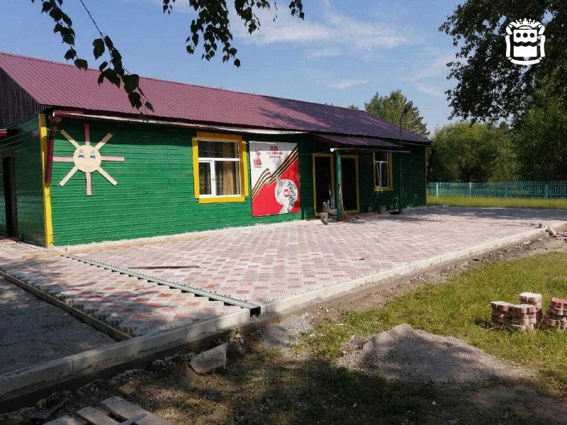 В поселке Солнечный Сковородинского округа преображается территория клуба Его благоустроят в рамках инициативного бюджетирования Проект по благоустройству именно этой территории вошел в число приоритетных для жителей поселка. На выделенные средства — 1,2 миллиона рублей — возле местного клуба уложат тротуарную плитку, установят скамейки и урны, видеонаблюдение. На сегодняшний день специалисты выровняли основание, смонтировали бордюры и водоотводные лотки. «В этом году сразу в 3 муниципалитетах воплощают в жизнь их инициативы. Помимо Солнечного, проекты реализовывают в Талдане, где оборудуют детскую площадку, и в Ерофее Павловиче, где благоустраивают сквер на привокзальной площади. Общая стоимость всех проектов на этот год более 8 миллионов рублей», - прокомментировал глава Сковородинского округа Алексей Прохоров. Напомним, в 2025 году в программе поддержки местных инициатив в участвует 61 амурский проект. На их реализацию выделен почти 101 миллион рублей.