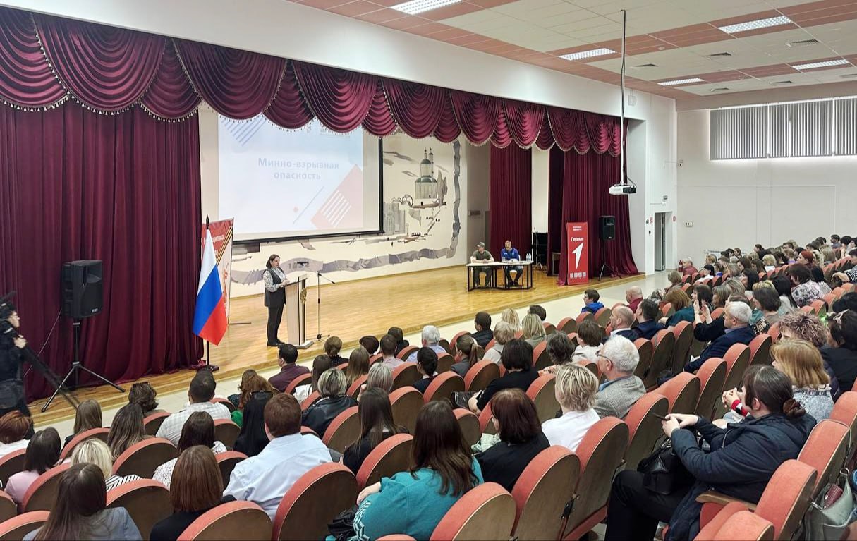 Открытый урок по минной безопасности, организованный Национальным центром помощи детям совместно с Министерством образования и науки Курской области, прошел на базе школы №60 Курска. В нем приняли участие 400 педагогов школ региона. Пиротехники МЧС России рассказали, как действовать при обнаружении взрывоопасных предметов. «Неподготовленность или излишнее любопытство ребенка в отношении взрывоопасных предметов может привести к непоправимым последствиям. Именно поэтому мы организовали мероприятие с преподавательским составом, чтобы потом учителя могли самостоятельно проводить занятия на местах с детьми. Мы должны приложить максимум усилий в профилактике, чтобы не пришлось сталкиваться с последствиями», — отметил заместитель директора Национального центра помощи Сергей Цапенко. Национальный Центр помощи совместно с МЧС России разработал специальную образовательную программу «Осторожно: мины!» и регулярно проводит уроки для школьников. Профилактические лекции и напоминание о правилах поведения помогают сохранить жизнь и здоровье детей, формируют у них необходимые навыки безопасного поведения и снижают риск трагических происшествий. #безопасность46 #Курск #образование46