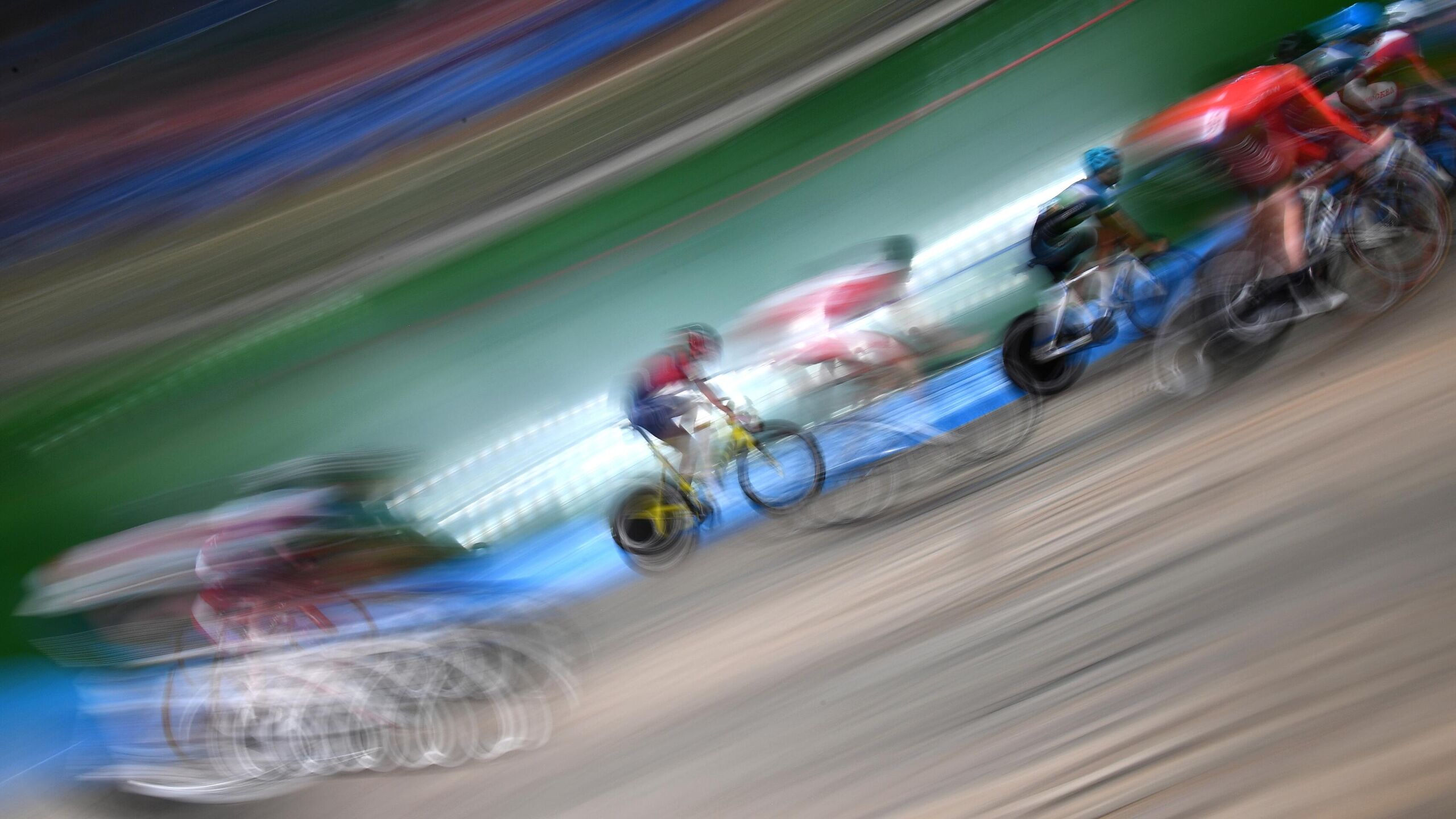 Российская велогонщица Елена Кожеурова сообщила что получила перелом позвоночника после завала в соревнованиях на этапе трековых велогонок в Москве Заезд прошел 6 декабря на велотреке в Крылатском Спортсменка отметила что сама гонка прошла хорошо но на финишном круге произошел завал в котором у нее не было шансов на спасение Сломанный позвоночник кукусики Лежала лицом в зеленку бесконечно долго и скулила в ожидании людей По ощущениям я разломалась пополам Больновато и страшновато было Я планировала получить аплодисменты на подиуме но получила их выкатываясь с трека на тележке примотанная к щиту Зато всё внимание мне одной Спасибо всем написала спортсменка в Instagram принадлежит Meta деятельность которой запрещена в России как экстремистская По словам Кожеуровой ей не потребуется операция После получения травмы она начала выкладывать видео с восстановительными процедурами