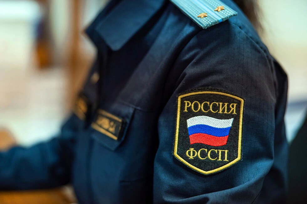 Долг платежом красен. Компания в Горловке задолжала по зарплатам, но исправилась Приставы наложили арест на транспорт компании, а также запретили любые изменения в реестре юридических лиц. В итоге задолжавшее предприятие перечислило в бюджет 242,6 млн руб. налогов, а также погасило долг по зарплате на 609 тыс. руб. А чтобы выплатить долг по зарплате еще на 839 тыс., пришлось продать один из автомобилей компании. Кстати, ее название не раскрывается — известно лишь, что предприятие работает в сфере энергетики. Читать полностью Подписаться