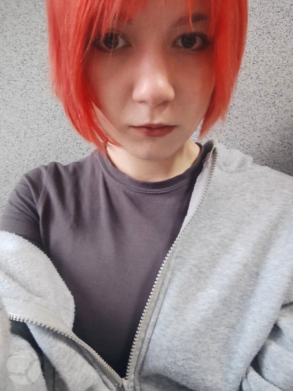 Уличной артистке из Перми выступавшей в поддержку стоптайм ограничили выезд из России 20 летняя пермячка Екатерина Осташева сообщила в своем телеграм канале о получении нового достижения документа об ограничении выезда из России В ноябре девушке назначили 60 часов обязательных работ за организацию массового мероприятия повлекшего нарушение общественного порядка Осташева с друзьями музыкантами провела на площади Эспланада в Перми концерт в поддержку стоптайм На прошлой неделе ей пришло постановление в котором предписано приступить к исполнению наказания не позднее 1 марта На настоящий момент срок исполнения постановления не истек Я не пропускала ни одного выхода на обязательные работы в установленный срок Считаю что ограничение на выезд из Российской Федерации наложено необоснованно сообщила девушка Помимо обязательных работ в ноябре из за уличного концерта Осташевой назначили 15 суток ареста за неповиновение полиции и 7 суток за отказ от освидетельствования на состояние наркотического опьянения Фото предоставила SOTAvision сама Екатерина Осташева