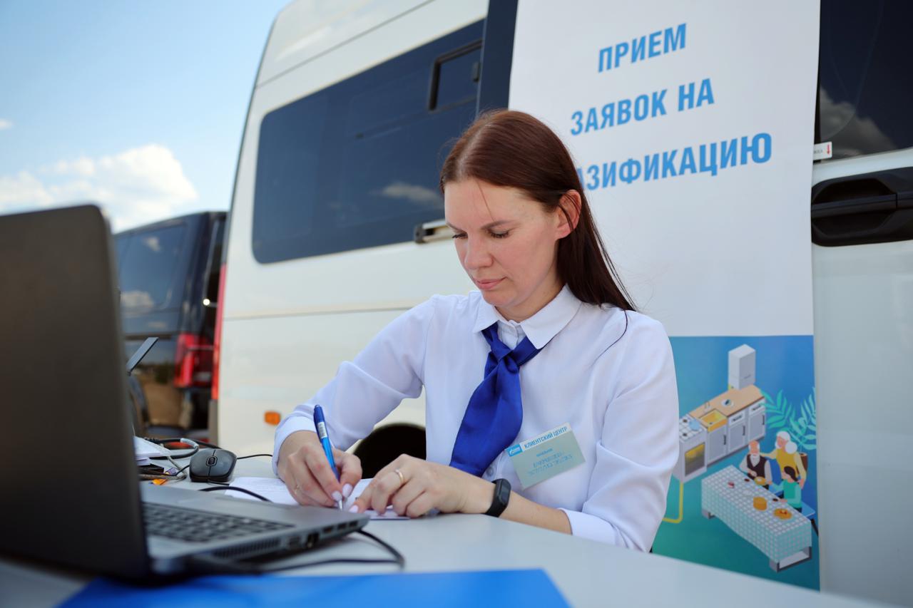 В январе августе 2025 года Газпром создал условия для подачи газа потребителям в 128 населенных пунктах России Возможность перейти на сетевой газ получили 12 8 тыс домовладений и 70 котельных Для этого с начала года компания построила 160 межпоселковых и внутрипоселковых газопроводов Работы продолжаются Так в Республике Саха Якутия Газпром построил от газопровода Сила Сибири газопровод отвод с газораспределительной станцией ГРС Олекминск и далее межпоселковый газопровод к п Олекминск завершается сооружение распределительных сетей Повышена надежность газоснабжения предприятий Сыктывкарского промышленного узла в Республике Коми Газпром построил новую ГРС Сыктывкар и подводящий газопровод к ней Создана возможность подачи дополнительных объемов газа потребителям Старая ГРС менее мощная и находящаяся в черте города будет выведена из эксплуатации В российских регионах компания продолжает вести техническое перевооружение и реконструкцию ГРС мощности которых полностью задействованы Это позволяет увеличивать производительность станций и подключать к ним новых потребителей За восемь месяцев 2025 года такие работы выполнены Газпромом на 14 ГРС в регионах Центрального Сибирского и Южного федеральных округов Общая производительность станций увеличена на 2 6 млрд куб м в год что сопоставимо например с годовым потреблением газа в Пензенской или Ульяновской областях Около 950 тыс российских семей подключили к газу свои дома в ходе догазификации В том числе в январе августе 2025 года подключено 172 4 тыс домовладений Это на 18 7 больше чем за тот же период 2024 года С медицинскими и образовательными учреждениями к сентябрю 2025 года заключено около 1 1 тыс договоров на догазификацию Газ подведен к котельным 702 организаций Ход выполнения задач по газификации и догазификации в субъектах РФ в 2025 году рассмотрен Правлением ПАО Газпром На Правлении также был заслушан вопрос о ходе работ по реализации проектов в области производства и поставок СПГ Вопрос будет внесен на рассмотрение Совета директоров компании Правление утвердило Комплексную программу реконструкции и технического перевооружения объектов добычи газа ПАО Газпром на 2026 2030 годы Газпром в MAX