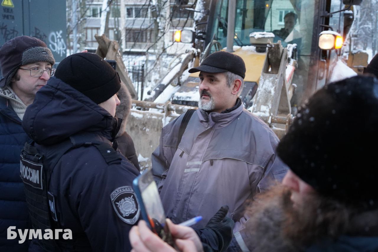 Защитника ВНИИБ отправили под домашний арест по делу о хулиганстве Меру пресечения 54 летнему Антону Глухову избрал Выборгский районный суд Следствие просило отправить активиста в СИЗО сообщила объединенная пресс служба судов Петербурга Детали Глухова подозревают в хулиганстве с применением оружия ч 2 ст 213 УК РФ из за стычки с людьми в масках не подпускавшими противников сноса к ВНИИБ Следствие считает что мужчина распылил перцовый баллончик в лицо одного из своих оппонентов Никого из участвовавших в стычках охранников полиция не задержала Административные дела противников сноса продолжают рассматривать Решения суда Большинству активистов назначают пять суток ареста или штраф в 15 суток Задержанный Илья Попов получил шесть суток ареста подтвердила Бумаге его супруга В движении Живой город рассказали что Александру Алаханову назначили сутки ареста а затем его отпустили с учетом проведенного в отделении полиции времени Фото Бумага Подписывайтесь на Бумагу и предлагайте новости