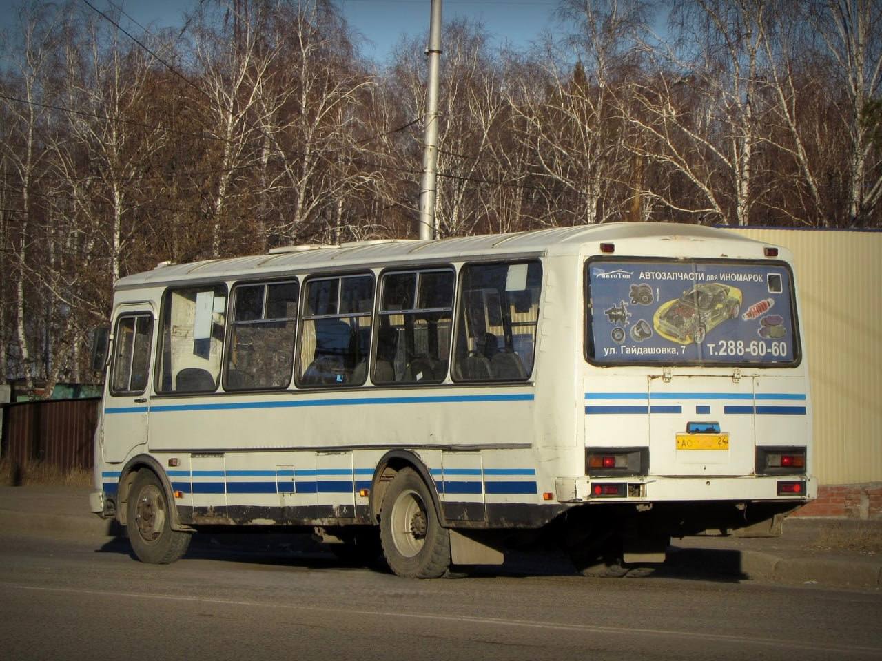 Транспортный поток без техосмотра: перед судом предстанут инспектор ГИБДД и технический эксперт за получение взяток от перевозчиков С 2022 по 2024 гг. 4 красноярских предпринимателя, занимающиеся перевозкой пассажиров городскими и пригородными автобусами, нашли возможность регистрации транспортных средств, даже если машины были неисправны или небезопасны. Некоторые автомобили не дотягивали до технических норм, но старший госинспектор городского ОГИБДД и эксперт по техническому контролю и диагностике транспорта обеспечили коммерсантам прохождение техосмотра за плату. Это решило проблему и преступная схема поставлена на поток. Так они «заработали» 1 млн руб., затем госинспектор «взял на себя» еще 150 тыс. руб. Прокурор утвердил экс-полицейскому и эксперту обвинение в получении взяток пп. «а», «в» ч. 5 ст. 290 УК РФ . В отношении одного из предпринимателей-взяткодателей уголовное дело направлено в суд п «б» ч. 4 ст. 291 УК РФ . Прокурор края заключил с ним и с техническим экспертом досудебные соглашения, и обвиняемые дали подробные показания об обстоятельствах совершенных преступлений. Он устанавливал «таксу» для перевозчиков и указывал мне, какие автобусы «пропускать», — рассказал эксперт. Другие три взяткодателя освобождены от уголовной ответственности благодаря сотрудничеству со следствием, они добровольно сообщили о передаче взятки правоохранителям. Для обеспечения исполнения судебных решений во время расследования на имущество обвиняемых наложен арест, общая стоимость которого превышает 8 млн руб. Уголовные дела рассмотрят Свердловский и Ленинский районные суды г. Красноярска. Сайт Тelegram ВК