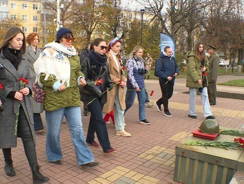 Автопробег Дорогами Победы прошёл через Калугу Участники автопробега под названием Дорогами Победы посетили памятные места Калуги Старт автопробегу дали в Москве После этого участники уже успели посетить Тулу и теперь прибыли в наш регион Задача автопробега популяризация автотуризма и патриотических маршрутов Участие в акции принимают представители туристической отрасли общественных организаций сотрудники СМИ и блогеры http gtrk kaluga ru news obschestvo news 58422