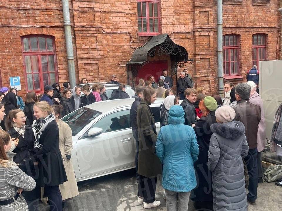 Смольный может оставить университет традиционных художественных промыслов в здании на Грибоедова, сообщила «Фонтанке» пресс-служба аппарата вице-губернатора Владимира Омельницкого. В конце апреля университет силой заставили освободить здание, которое использовалось как общежитие там 30 мест . В комитете по контролю за имуществом подчеркивали, что помещения заняты нелегально: договор аренды, заключенный с городом, закончился еще год назад. Как нам рассказали сотрудники вуза, проблемы со зданием начались в 2023 году, после того как митрополит Санкт-Петербургский и Ладожский Варсонофий попросил передать его РПЦ на основании закона «о церковном имуществе». С тех пор неоднократно проводились совместные совещания с участием представителей РПЦ и РУТХП. Университет собирал доказательства тому, что здание изначально не имело религиозного предназначения. Вице-губернатор Владимир Омельницкий, курирующий работу комитета имущественных отношений, встретился с ректором Ольгой Рыбниковой. Вопрос на его личном контроле.