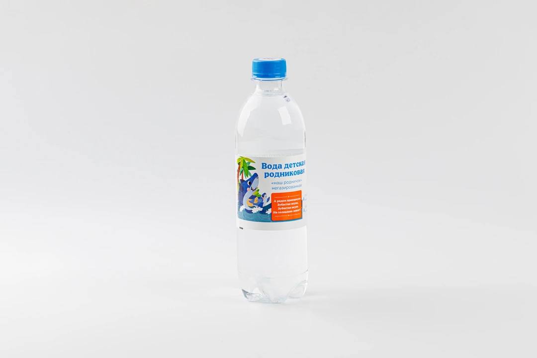 Превышение токсичного вещества нашли в детской воде из ВкусВилла, сообщает Shot. Образцы «Нашего Родничка» отдали в лабораторию специалисты РПН Подмосковья. В результате проверки было обнаружено недопустимое санитарными нормами превышение ядовитого вещества — бария. В составе он также не заявлен. По словам экспертов, химический элемент в растворённом виде может быть токсичен для человека. В зоне риска — дети до трёх лет. Барий может вызвать тяжёлое отравление с сердечно-сосудистыми и нервно-мышечными осложнениями.
