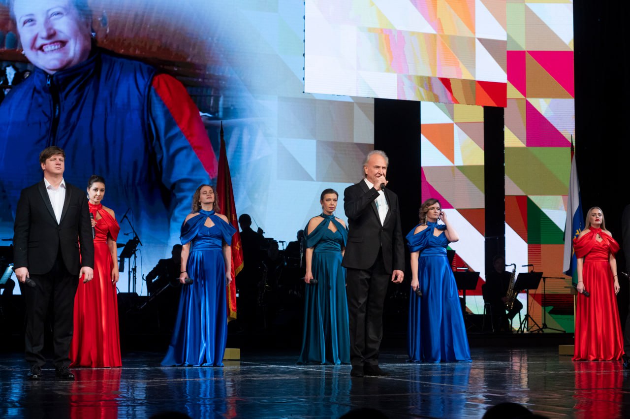 Юг агро занимает первое место по итогам соревнования в отраслях сельского хозяйства АПК Тюменской области в 2025 году Предприятие первым в регионе среди специализированных семеноводческих организаций имеющих не менее 3 000 гектаров посевных площадей завершило уборку зерновых и зернобобовых культур Награду руководителю Юг агро Василию Батурину вручил губернатор Александр Моор на торжественном мероприятии посвящённом Дню работников сельского хозяйства и перерабатывающей промышленности Дипломом I степени губернатора Тюменской области среди крестьянских фермерских хозяйств и индивидуальных предпринимателей имеющих не менее 1 000 гектаров занятых зерновыми зернобобовыми культурами отмечено КФХ Жакслыка Исмакова Среди сельскохозяйственных потребительских кредитных кооперативов диплом I степени получил КСПК Развитие под руководством Олега Носова