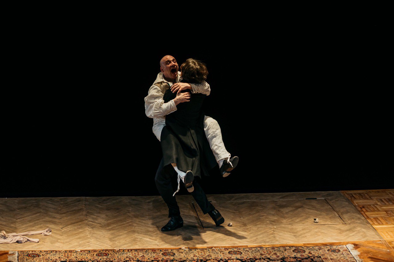 Объявлены лауреаты премии Звезда театрала 15 декабря в Москве на сцене Театра имени Вахтангова состоялась церемония вручения международной премии зрительских симпатий Звезда театрала Награду вручили в 20 номинациях Лауреатом в номинации Лучший спектакль Малая форма стала постановка Обломов Андрея Прикотенко в Александринском театре Поздравляем всех участников и создателей спектакля