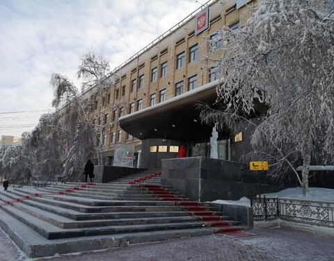 Чиновникам Якутии отменили новогодние корпоративы  Органам государственной власти и местного самоуправления Якутии рекомендовано не проводить новогодние корпоративы, передает пресс-служба администрации главы и правительства  АГиП  республики.  «Администрация главы и правительства, как и в предыдущие годы, откажется от проведения корпоратива. Такая же рекомендация дана органам власти. Все наши мысли должны быть о том, чтобы отважные бойцы, которые доблестно защищают интересы страны на специальной военной операции, вернулись домой с победой», — приводятся слова руководителя АГиП Якутии Георгия Михайлова.  Детские утренники, отметил он, отменять не будут.  «В Якутске традиционно состоится зажжение елки на главной площади республики и Елка Главы Якутии, куда соберутся самые талантливые дети со всех уголков Якутии», — добавил он.  В предыдущие два года администрация главы и правительства Якутии также отказалась от проведения новогоднего корпоратива. Sakhaday.ru    Новости   Yakutsk News