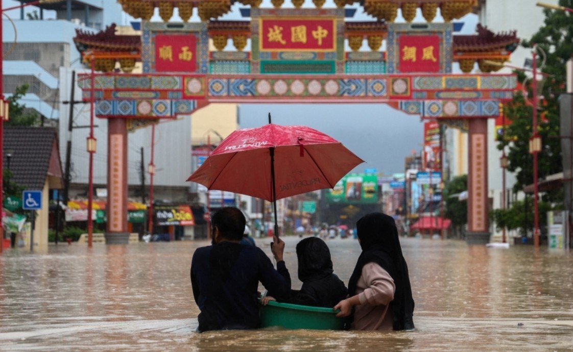 В Малайзии из за наводнений эвакуировали свыше 10 тысяч человек   repost uz nakrilo mnogie shtati Подписывайтесь на Repost