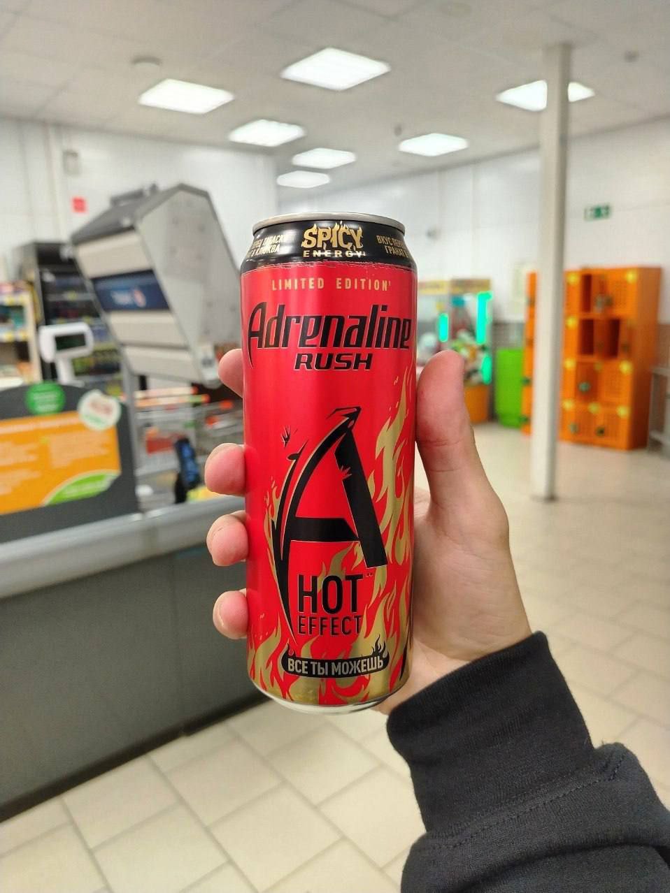 В российские магазины завезли острый Adrenaline rush с перцем табаско в составе Найти spicy энергетик можно в сети Монетка retailrus
