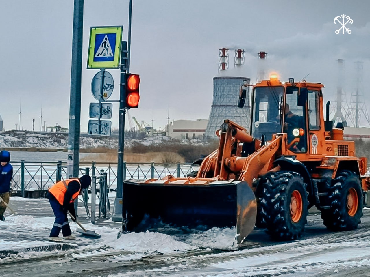 Новый циклон принёс в Петербург снег и похолодание. Коммунальные службы ещё вчера начали превентивную обработку дорог во дворах и на улицах города.  Сейчас внутриквартальные проезды и подходы к парадным очищают 6 377 дворников. В уборке задействовано 1240 единиц техники. На дорогах и тротуарах Северной столицы трудится 770 единиц техники и порядка 1000 работников ручного труда.  Ближе к вечеру температура воздуха понизится — рабочая неделя будет холодной. Коммунальные службы в рабочем режиме продолжают устранять последствия циклона. Особое внимание уделяется уборке снега вблизи социальных объектов, метро, у остановок общественного транспорта и на пешеходных переходах.