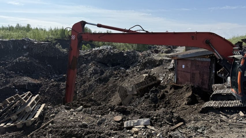 В Норильске рядом с рудником "Маяк"обрушился грунт: под землю ушли гаражи и вагончик-бытовка В Норильске неподалеку от рудника "Маяк" произошло ЧП. Под землю ушли гаражи на площади 132 кв.м, сообщает прокуратура Красноярского края. Напомним, что в апреле этого года жители Талнаха уже били тревогу после того, как на участке тундры у гаражного массива произошел обвал. На месте происшествия корреспондентам "Северного края" тогда пояснили, что из почвы в этом месте постоянно шел пар. В морозы его было особенно хорошо видно. Территорию оцепили, а жителям рекомендовали не приближаться к опасному месту. Обвал произошел в субботу, 28 июня ранним утром. Глубина обвала порядка 25 метров. Надзорники говорят, что на месте обвала находился вагончик-бытовка, в котором предположительно находится женщина-сторож. В ведомстве поясняют, что пустоты под провалом не было. Вероятной причиной может стать растепление грунта. На месте ЧП работают экстренные службы. Если у вас есть интересные новости, пишите нам сюда –