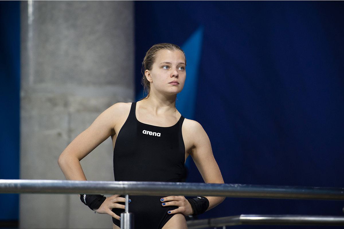 Тут выяснилось что чемпионка Европы по прыжкам в воду София Лыскун сменила украинское гражданство на российское Об этом спортсменка рассказала газете Донецкий Кряж Ожидаемо президент Национального олимпийского комитета Украины Вадим Гутцайт назвал ее поступок предательством Сама спортсменка рассказала что ее первые два тренера были из Луганска вместе с ними она переехала в Киев После 2014 года девушка начала выступать за украинскую сборную Позже ее наставники уехали в Москву и Ростов на Дону Как отмечает Донецкий Кряж девушка пыталась оставаться вне политики Она отмечала что никогда не задумывалась о том в каком государстве выступает поскольку ей просто нравится вид спорта Вместе с тем она указала что ее переезд в Россию связан с различными факторами некоторые из которых появились еще в детстве О чем именно идет речь она не уточнила