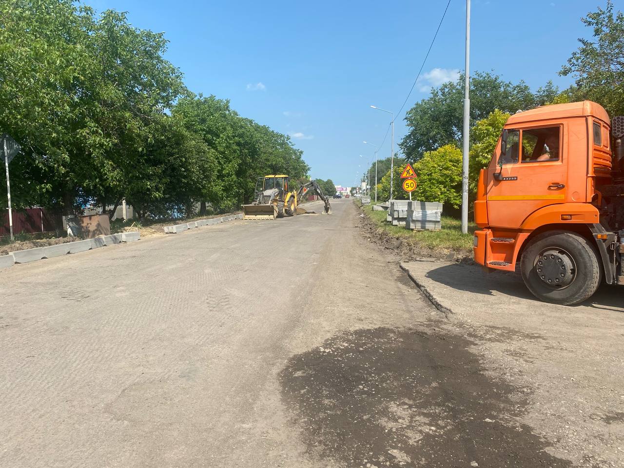 В Новоалександровске начался ремонт дороги  В этот раз ремонт асфальтового покрытия пройдёт по улице Южной. Протяженность участка составляет 2 км.   Сегодня идут подготовительные демонтажные работы. Следующим этапом станет устройство слоев оснований, после чего положат асфальтовое покрытие, установят знаки, искусственные неровности, пешеходные ограждения и нанесут разметку.  - Работы проводятся в рамках краевой госпрограммы «Развитие транспортной системы». Сумма контракта составляет более 37 млн рублей, основную часть выделил краевой бюджет. Работы идут согласно графику, - сообщил заместитель главы администрации Новоалександровского округа Евгений Савельев.  В Новоалександровском округе в этом году на ремонт дорог в рамках программы «Развитие транспортной системы» направлено более 195 млн рублей. Из них 185,5 млн - средства регионального бюджета. В нормативное состояние планируется привести восемь участков дорог общей протяженностью 13,6 км.  Всего же в 2025 году на Ставрополье направят более 11 млрд руб. на ремонт дорог местного значения общ