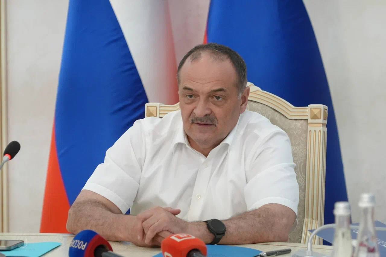 Сергей Меликов провел заседание Республиканского организационного комитета «Победа». Главное: В первой половине 2025 года мероприятия к 80-летию Победы и Году защитника Отечества охватили 400 тысяч дагестанцев. Международный фестиваль «Дни Белых журавлей» пройдет в 39-й раз в Дагестане. Первую в современной истории Спартакиаду народов Дагестана проведут в сентябре. Автопробег, фотовыставки, конные скачки и многое другое: символ Знамени Победы стал элементом масштабных мероприятий в Дагестане. Особое внимание — Дню единства народов Дагестана и 26-летию разгрома бандформирований в республике. «Сильные духом»: документальный фильм матери погибшего участника СВО покажут на крупных площадках.