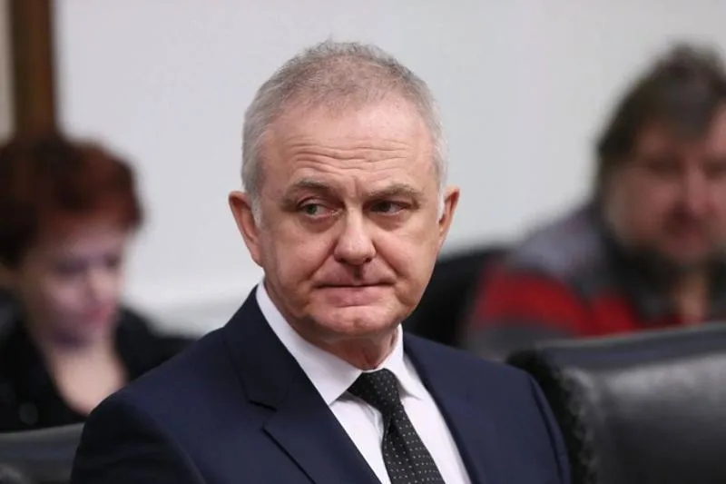 Генпрокуратура требует изменить причину увольнения экс главы челябинского Роспотребнадзора Надзорное ведомство просит заменить в трудовой книжке Анатолия Семенова запись уволен в связи с лишением допуска к гостайне на уволен в связи с утратой доверия Заявление рассмотрят в Курчатовском районном суде Анатолий Семенов сейчас находится в СИЗО Его обвиняют в мошенничестве с использованием служебного положения В марте суд изъял у бывшего главы управления Роспотребнадзора имущество на 400 млн рублей Подписаться на ЕАН Челябинск в МАХ