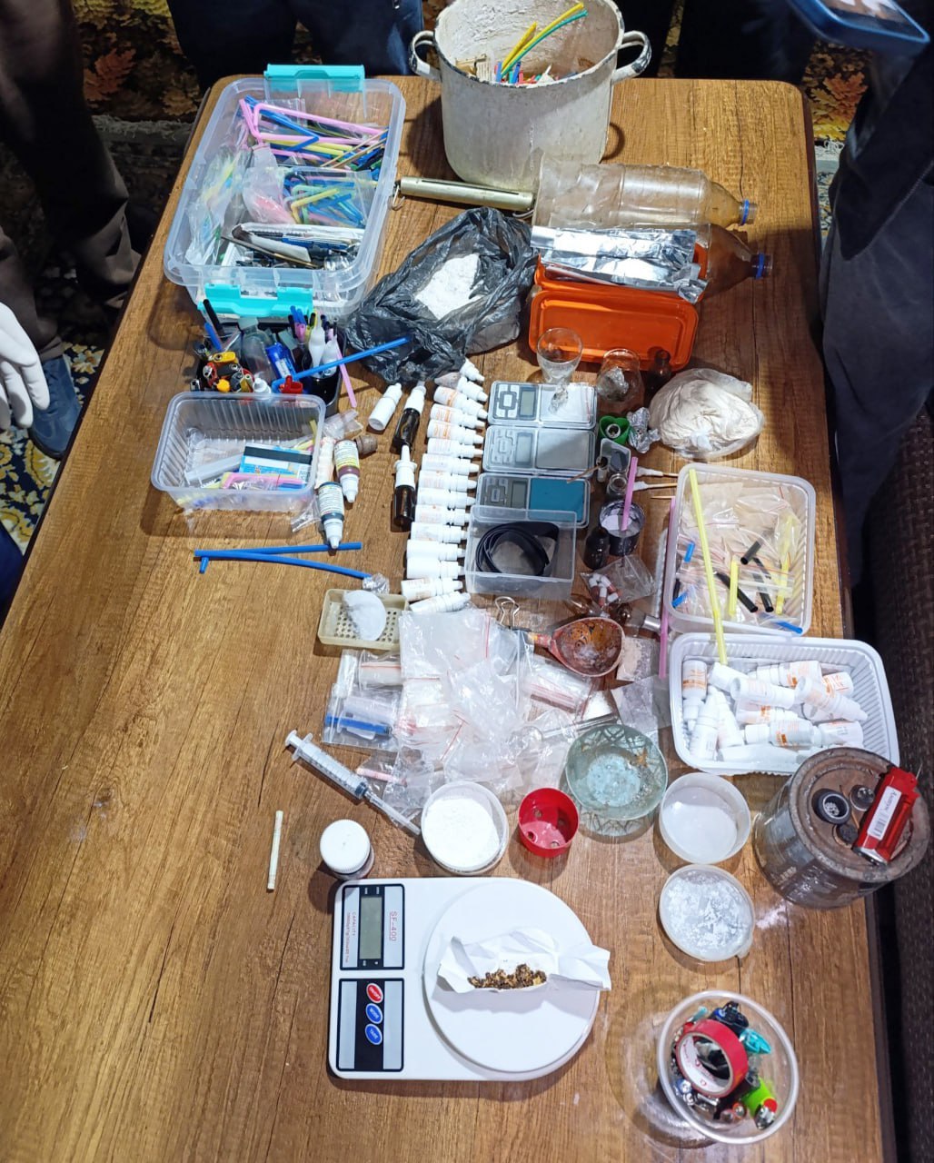 В Андижанской области задержали мужчину который устроил у себя дома нарколабораторию и продавал вещества через Telegram ботов сотрудники СГБ нашли в квартире наркотики сырье для их изготовления оборудование и технику возбуждено уголовное дело правоохранители начали поиск сообщников задержанного