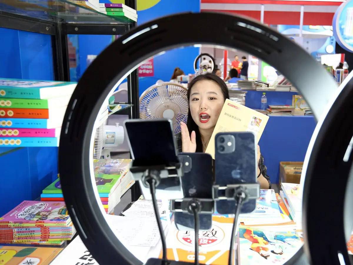 Китай теперь инфлюенсерам нужны подтверждённые дипломы для публикаций о праве медицине финансах и образовании Нарушителям грозят штрафы или блокировка аккаунтов