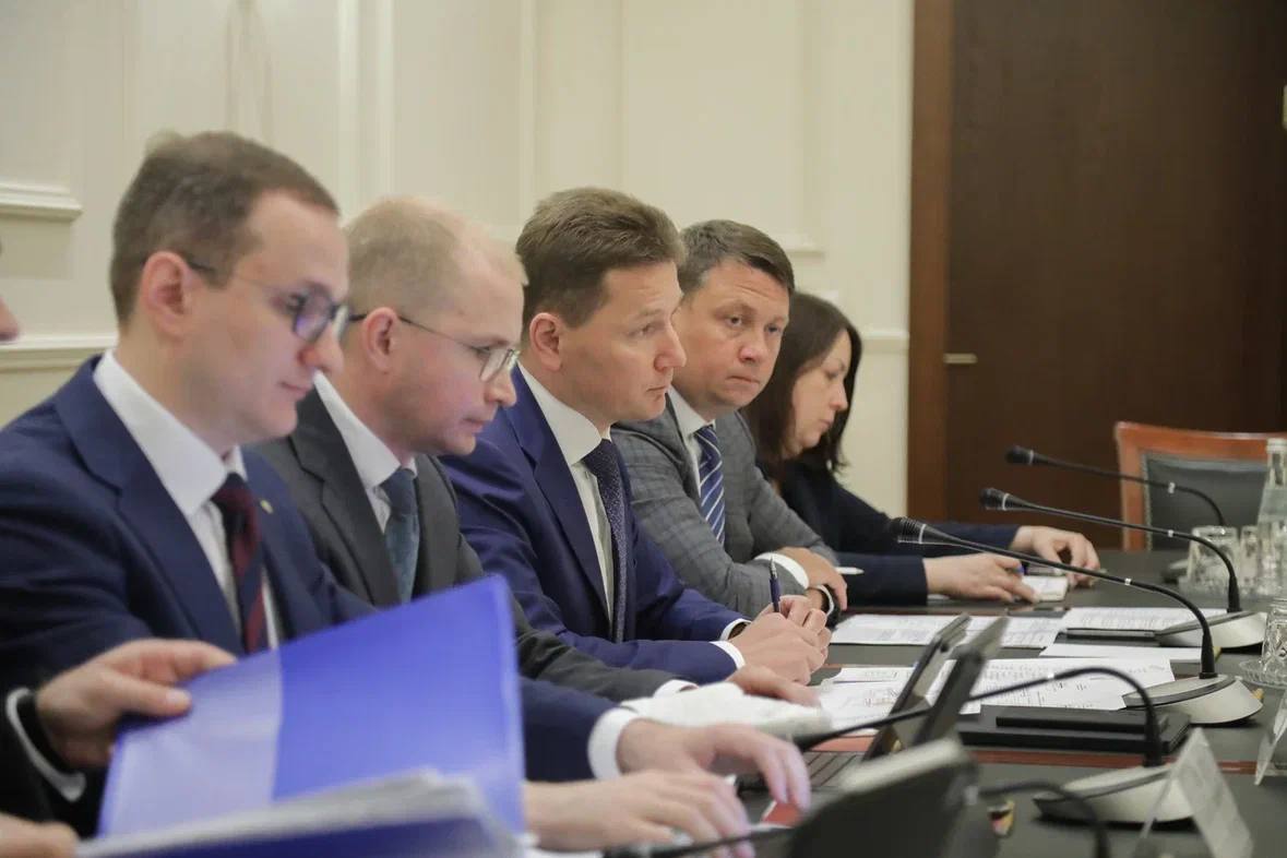 Развитие транспорта Псковской области обсудили в стенах Минтранса Рабочую встречу с губернатором региона Михаилом Ведерниковым провел первый заместитель министра Валентин Иванов. Особое внимание на совещании уделили реконструкции международного аэропорта «Княгиня Ольга». По нацпроекту «Эффективная транспортная система» здесь планируется обновить рулежную дорожку, перрон и светосигнальное оборудование. В приоритете безопасность и комфорт пассажиров. Также проговорили планы по развитию дорожной инфраструктуры, включая ремонт улиц в городах Псков и Великие Луки. По поручению Президента ведется строительство Северного обхода Пскова. Проект соединит две ключевые федеральные трассы Р-23 и А-212, и жителям будет удобнее объезжать областной центр. Завершение работ запланировано на 2027 год. Отдельно рассмотрели вопрос модернизации дорог, ведущих к пунктам пропуска на границе с Беларусью. А именно — расширение до четырех полос подъездов к погранпереходам «Долосцы» и «Лобок». Прорабатываем возможные варианты. #регионы #этс Написать нам