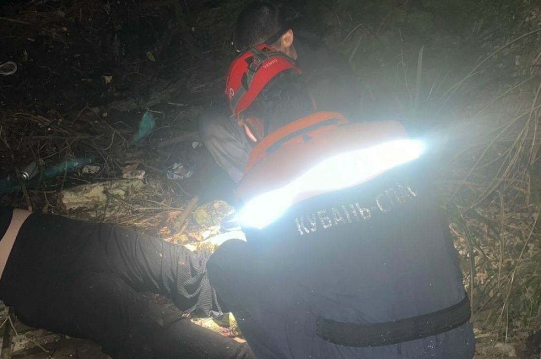 В Лазаревском районе Сочи пензячка попала в больницу после падения с моста В поселке Вишневка 20 летняя жительница Пензенской области упала с моста и получила травмы Инцидент произошел в минувшие выходные Спасатели из Сочинского отряда оперативно прибыли на место происшествия Они спустились к пострадавшей и оказали первую медицинскую помощь Затем они зафиксировали девушку на носилках и с помощью альпинистского оборудования подняли ее к автомобильной дороге Фото с места происшествия опубликовала пресс служба Краснодарской краевой аварийно спасательной службы в официальной группе в соцсети ВКонтакте Спасатели передали пострадавшую медикам для дальнейшего оказания помощи После этого пензячку доставили в больницу в машине реанимации О состоянии пострадавшей на данный момент информации не поступало Причина случившегося также неизвестна Подписаться на Пенза Взгляд