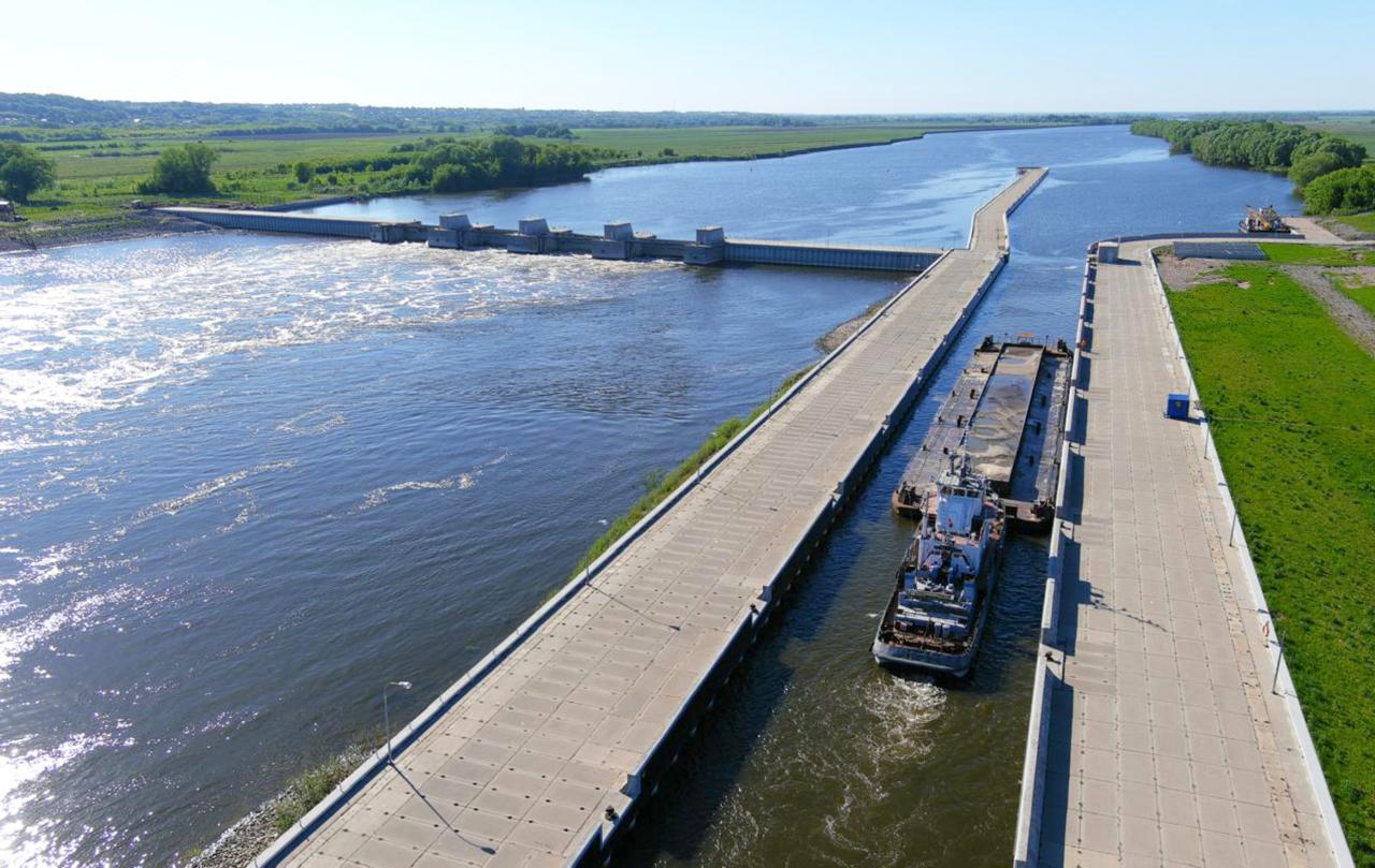 В 2025 году в России построили 11 гидротехнических сооружений общей протяженностью более 52 км Новые объекты улучшили защиту от паводков и наводнений для более чем 63 000 жителей в восьми регионах что вдвое превысило первоначальные планы Крупнейшие проекты реализованы в Хабаровском крае где дамбы в Хабаровске и Комсомольске на Амуре защищают свыше 51 000 человек Работы также прошли в Приморье Алтайском крае Тамбовской области Чечне Татарстане и Кемеровской области Строительство ведется в рамках федерального проекта по защите от наводнений и продолжится в 2026 году