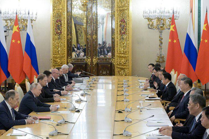 Переговоры Путина и Си Цзиньпина завершены, они продолжались 3,5 часа После завершения протокольной части контакты российских и китайских представителей продолжатся в формате официального завтрака. Кроме того, в Кремле запланирована беседа Путина и Си Цзиньпина с глазу на глаз в формате чаепития. Именно здесь они обсудят самые чувствительные и деликатные вопросы, в их числе украинское урегулирование и российско-американские отношения. По словам пресс-секретаря президента РФ Дмитрия Пескова, пока тема Украины на российско-китайском саммите не затрагивалась.