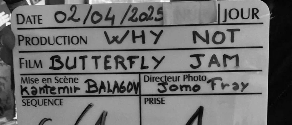 Мы потеряли Кантемира Балагова и его Butterfly Jam в каннском конкурсе но нашли в программе Двухнедельник режиссеров Варенье для бабочек и откроет программу Это третий полнометражный фильм режиссера Теснота Дылда История о подростке из черкесской общины в Нью Джерси который хочет стать рестлером но вынужден продолжать семейное дело в ресторане национальной кухни Так и завязывается его конфликт с отцом и старшими В фильме снимались Барри Кеоган Райли Кио Гарри Меллинг Моника Беллуччи В главной роли Талха Акдоган