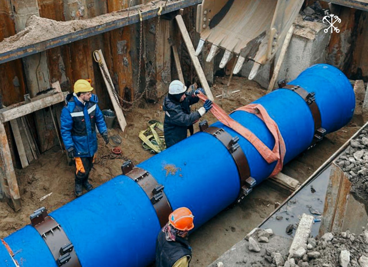 В Красногвардейском районе идёт реконструкция водопроводной сети на участке Заневского проспекта, проходящего от проспекта Косыгина до реки Оккервиль.   Новый водовод протяжённостью 1,8 км обеспечит бесперебойным водоснабжением около 200 тысяч петербуржцев. Для удобства жителей и автомобилистов работы выполняются без ограничений движения.  Новые трубы сделаны из высокопрочного чугуна с шаровидным графитом и полиэтилена — это увеличивает срок их эксплуатации до 100 лет, а также обеспечивает устойчивость к коррозии и низким температурам. При прокладке новых сетей применяется специальное соединение труб, которое исключает возможность их самопроизвольного рассоединения.   Строители уже проложили около 500 метров трубопровода. Полностью работы завершат в 2026 году.