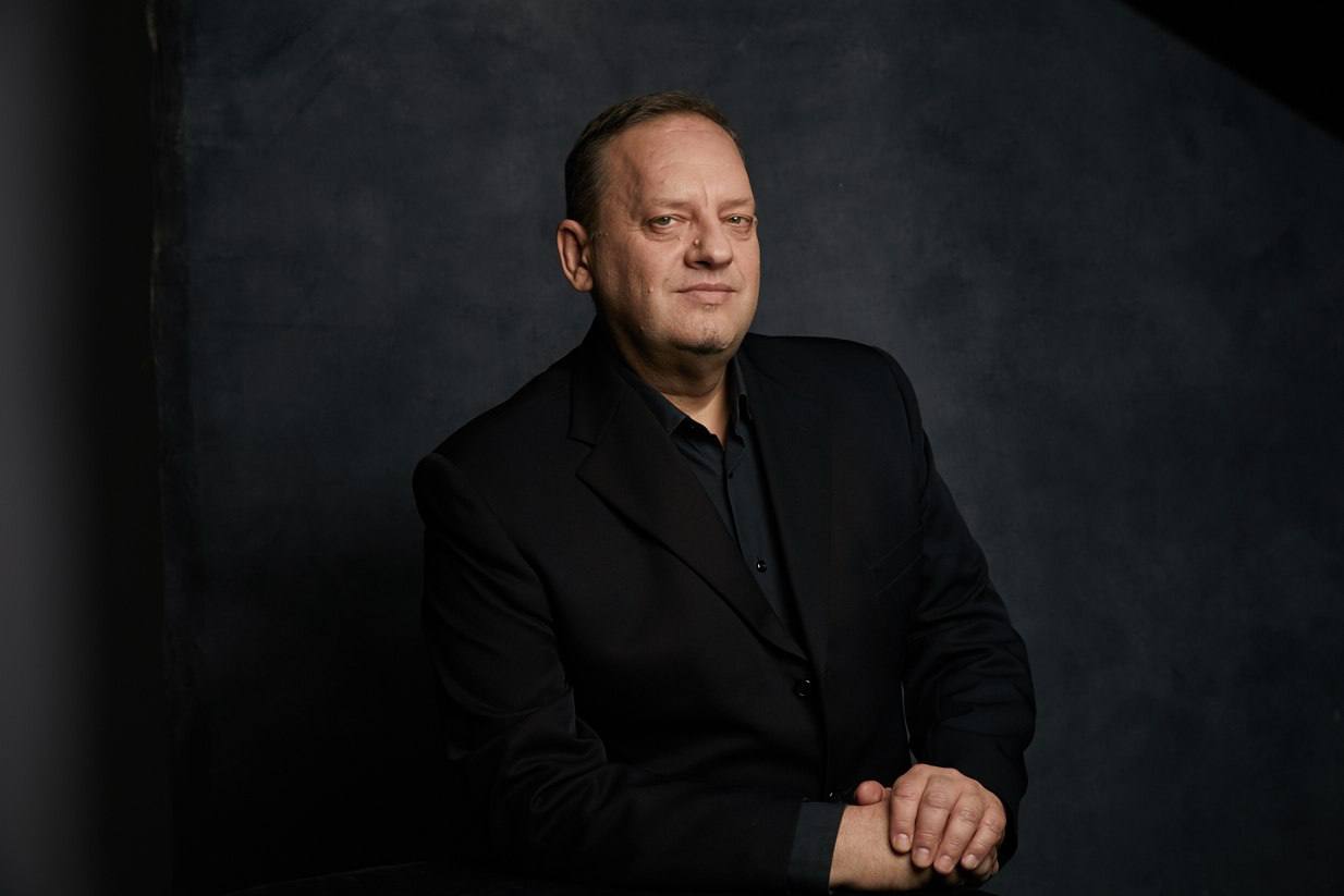 Умер оперный артист Роман Улыбин 3 января не стало Романа Улыбина ведущего солиста оперы Московского академического музыкального театра имени Станиславского и Немировича Данченко заслуженного артиста РФ управляющего оперной труппой МАМТа Сообщение о его смерти было опубликовано на сайте театра где он служил более 30 лет Роман Улыбин был продолжателем лучших традиций театра говорится в публикации МАМТа Выпускник факультета музыкального театра ГИТИСа он учился у прославленной певицы Тамары Янко Придя в театр в начале 1990 х годов он стал свидетелем и активным участником возрождения оперной труппы пройдя с ней путь от стажёра до одного из самых востребованных и любимых зрителями мастеров Продолжение по ссылке