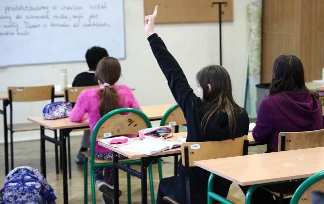 Польша поддерживает преподавание украинского языка в школах как второго иностранного, — Минобразования Украины В соответствии с действующим польским законодательством, школы могут вводить украинский язык по инициативе родителей и при наличии кадровой возможности — то есть учителя украинского языка и сформированной группы учеников. Кроме того, польская сторона рассматривает возможность включения украинского языка в перечень языков для сдачи экзамена «восьмиклассника» — обязательного для перехода на следующий уровень среднего образования. НАШИ РЕСУРСЫ: Telegram Tik-tok YouTube RUTUBE