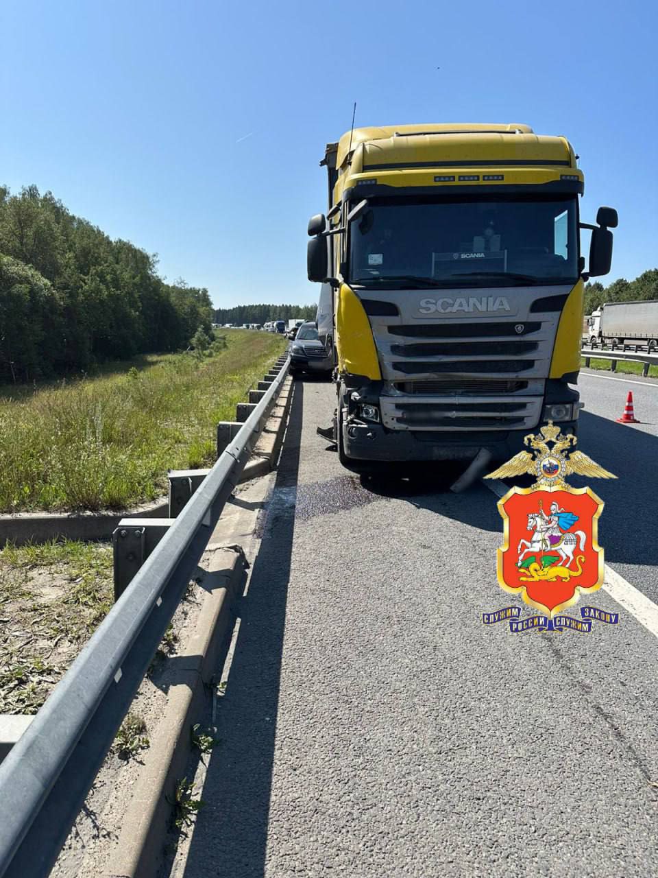9-летняя девочка погибла в аварии с грузовиком в Подмосковье.   ДТП с участием грузовика и двух легковушек произошло сегодня утром на 59-м км автодороги М-5 «Урал» рядом с Раменском: тогда, по данным подмосковной полиции, 47-летний водитель грузового автомобиля влетел в «Лексус» и «Ладу», которые остановились на обочине. Как итог – погибли водители легковушек и 9-летняя пассажирка. Сейчас сотрудники Госавтоинспекции устанавливают обстоятельства аварии.