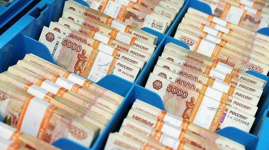 На счетах, о которых забыли россияне, хранится примерно триллион рублей. Владельцами таких счетов могут быть люди, которые уехали из страны и не следят за своими финансами, умерли, не оставив доступа к счетам, или просто не обращали внимания на небольшие суммы на брокерских счетах или в банках.