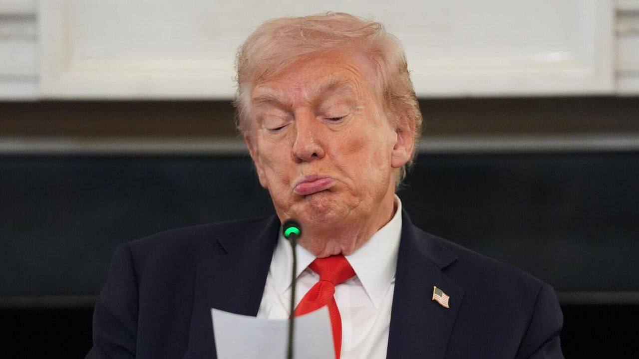 Администрация Трампа хочет предложить каждому жителю Гренландии по 1 миллиону долларов в случае голосования за присоединение острова к США пишет Daily Mail со ссылкой на источники Речь идет примерно о 57 тысячах жителей то есть это будет стоить американцам 57 млрд долларов Издание утверждает что идея рассматривается как альтернативный способ добиться усиления американского военного присутствия в регионе И тут многие жители в мире задумались почему они а не мы Дмитрий Никотин Подписаться