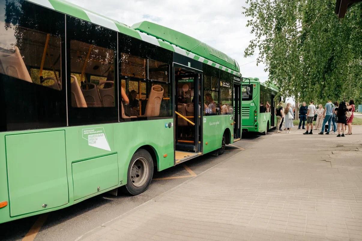 В тройку городов с лучшими транспортом и инфраструктурой вошёл Курск  ТОП-10 городов, где за последние годы произошли заметные позитивные изменения в сфере транспорта, назвал заместитель председателя Общественного совета при Минтрансе России, член Комиссии Госсовета по направлению «Эффективная транспортная система» Илья Зотов.  Врио министра транспорта и автомобильных дорог области Александр Замараев рассказал, что Курск занял третье место в рейтинге динамики развития транспорта за последние три года. Первое место принадлежит Перми, а второе — Челябинску.  — В этих городах не всё сделано идеально, ещё многое предстоит, но, сравнивая с другими, на этот список можно опираться и брать лучшее, — отметил Илья Зотов.  Фото из соцсетей Александра Замараева.