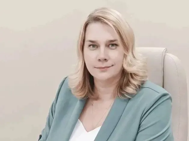 Назначена директор нижегородского фонда медицинского страхования Оксана Шумаева возглавила Территориальный фонд обязательного медицинского страхования ТФОМС Нижегородской области Соответствующее распоряжение подписал губернатор Глеб Никитин сообщили в ТФОМС 12 мая 2026 г В должности директора Оксана Шумаева будет осуществлять общее руководство текущей деятельностью фонда реализуя государственную политику в сфере ОМС Деловой квартал в MAX