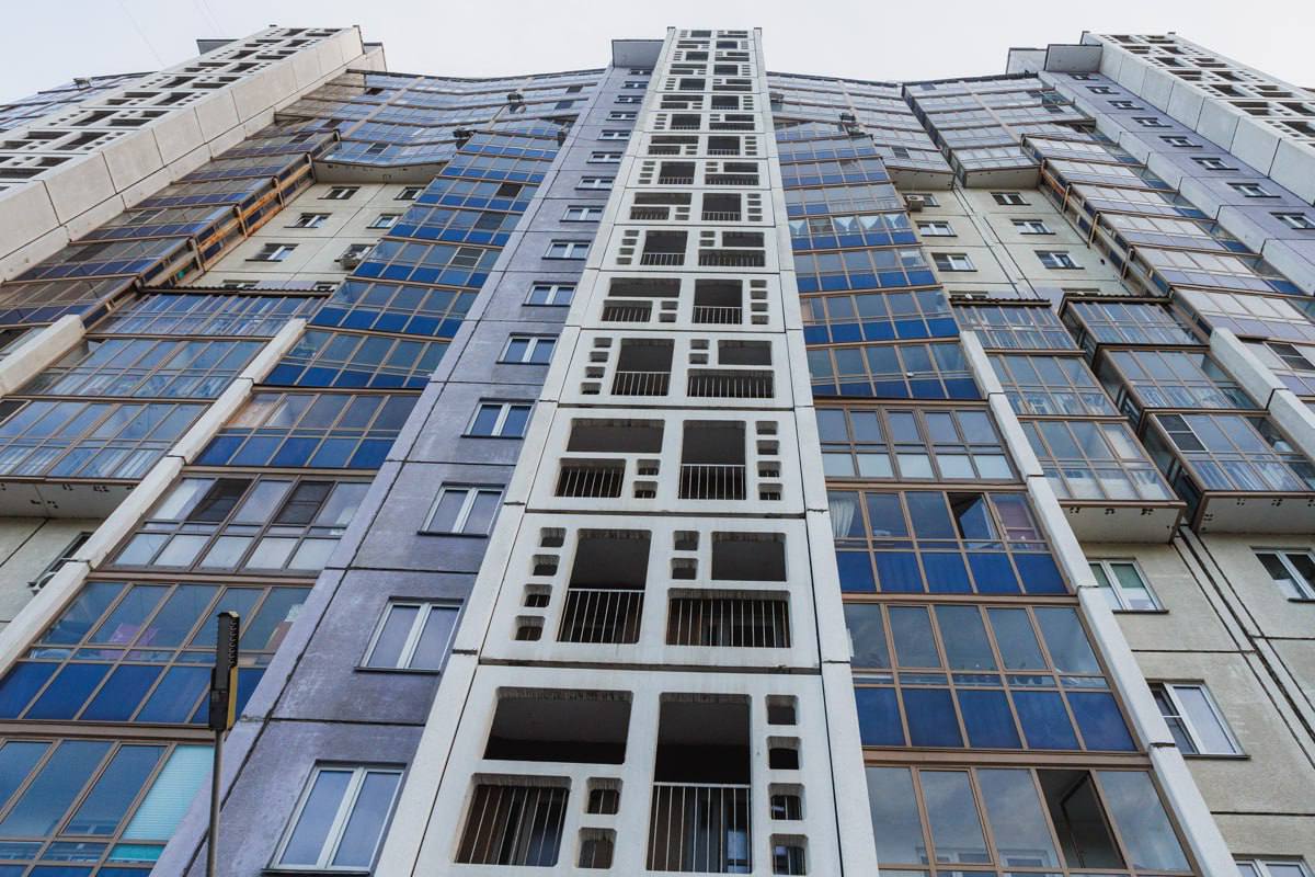 В Челябинской области мошенники продали 11 квартир после дистанционных афер С начала года в России после дистанционных мошенничеств были проданы как минимум 157 квартир в 15 регионах Об этом сообщил замначальника следственного департамента МВД Данил Филиппов Больше всего таких случаев зафиксировано в Москве 61 В Санкт Петербурге и Ленинградской области 27 в Подмосковье 14 в Новосибирске 12 Челябинск тоже вошёл в десятку в нашем городе зарегистрировано 11 случаев продажи недвижимости через схемы аферистов Такие же факты выявлены в Мурманской области Красноярске Алтайском и Пермском краях Саратове и Краснодаре